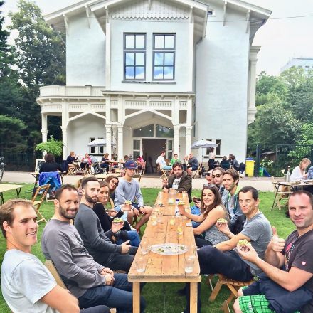 Toast in het park op onze Rotterdam Tour